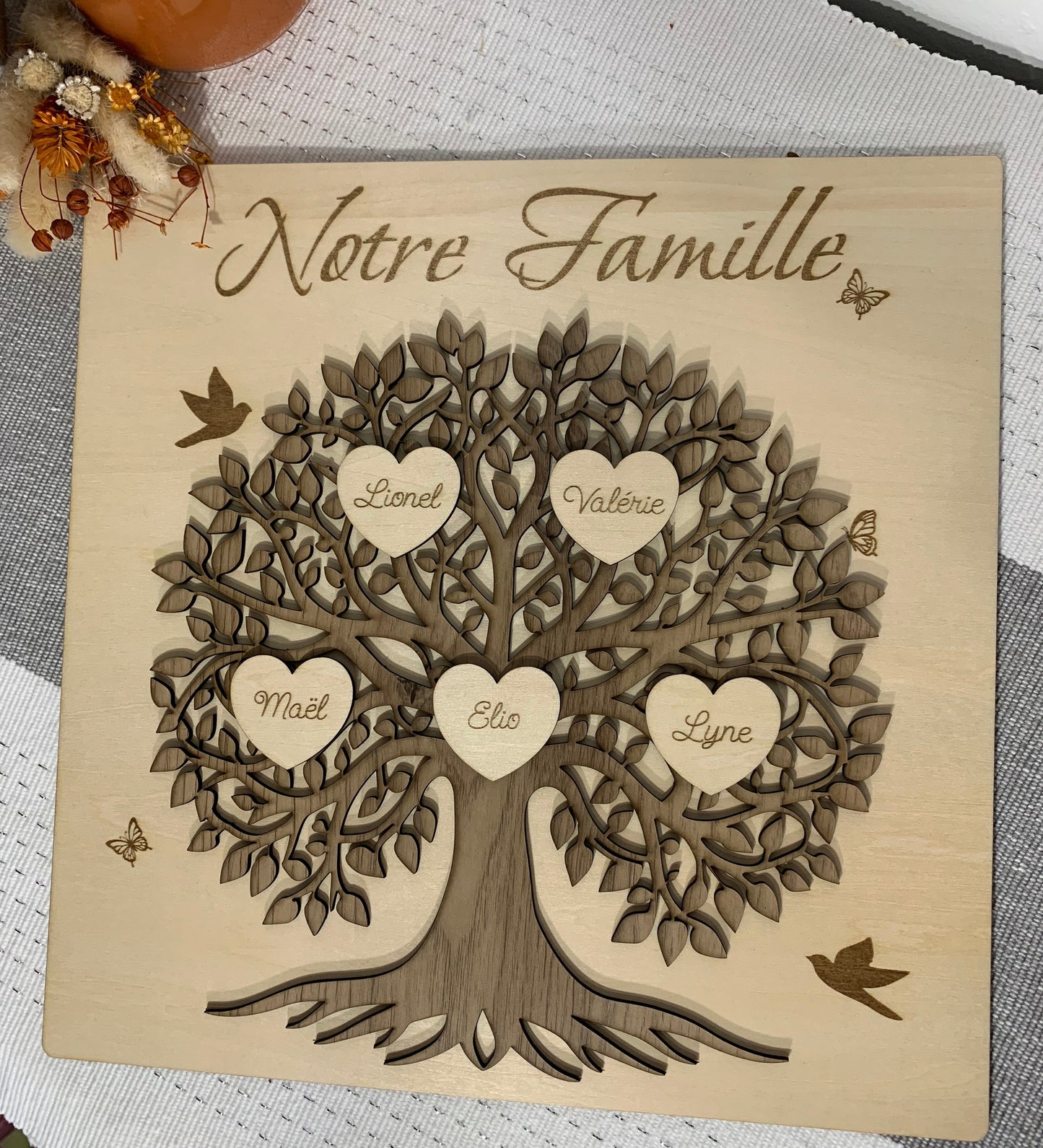 Tableau en bois Arbre de vie - Personnalisé cœurs Prénoms Notre Famille