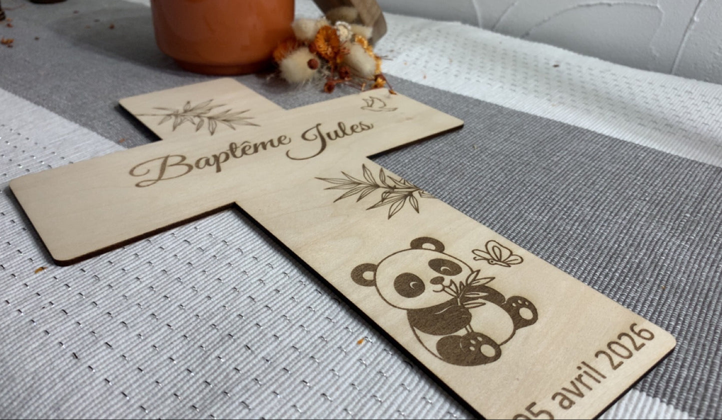 Croix en bois gravée – Souvenir de Baptême personnalisé Panda