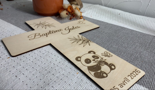 Croix en bois gravée – Souvenir de Baptême personnalisé Panda