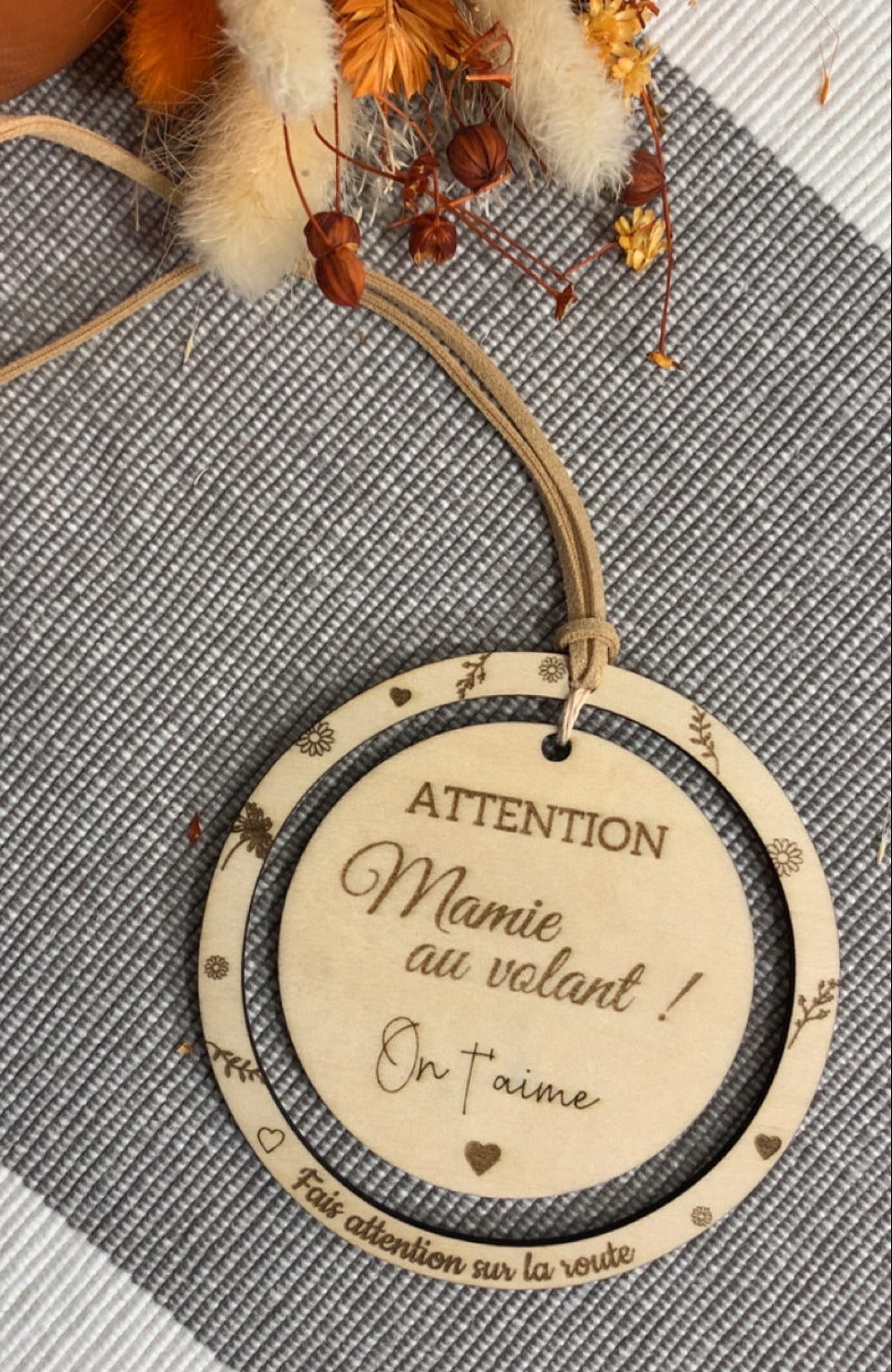 Pendentif diffuseur voiture en bois gravé - personnalisé “ATTENTION… au volant ! On t’aimes” + signification prénom