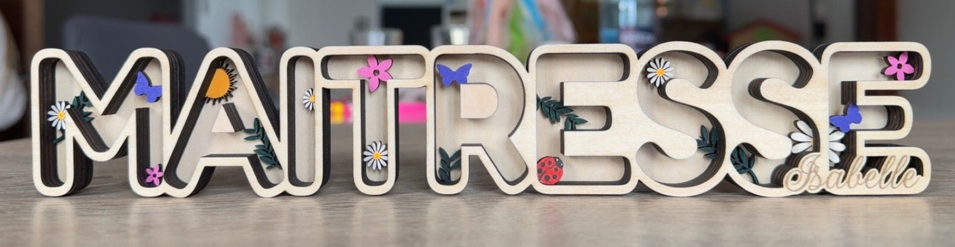 Plaque en bois personnalisée Maîtresse Isabelle avec décors fleurs et papillons pour cadeau fin d'année scolaire