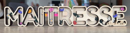Plaque en bois personnalisée Maîtresse Isabelle avec décors fleurs et papillons pour cadeau fin d'année scolaire