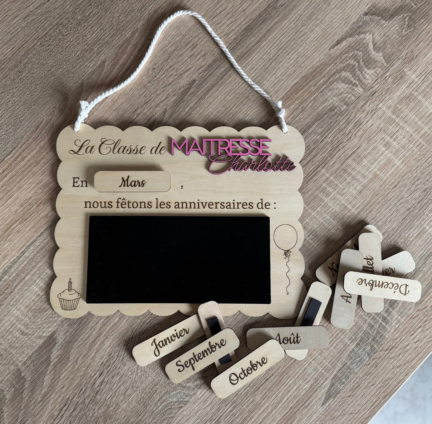 Tableau Anniversaire Classe Personnalisé en Bois – Cadeau Maîtresse