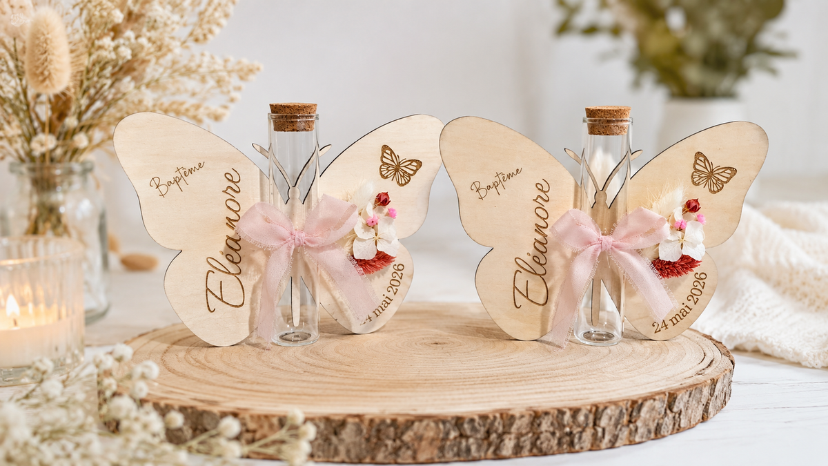 Support de baptême en bois avec fiole et fleurs séchées - personnalisé papillon