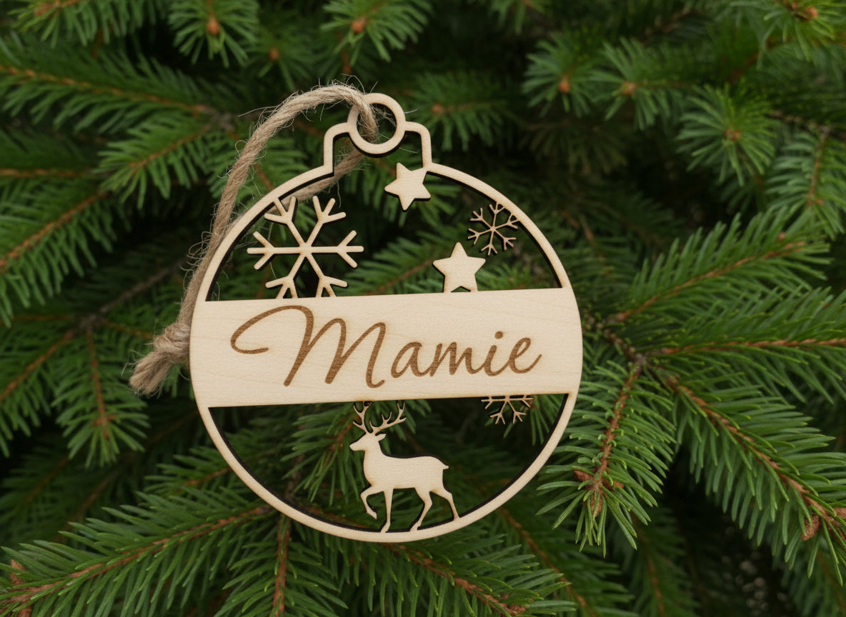 Boule de Noël ajourée en bois personnalisée avec prénom gravé, renne, flocons et étoiles découpés