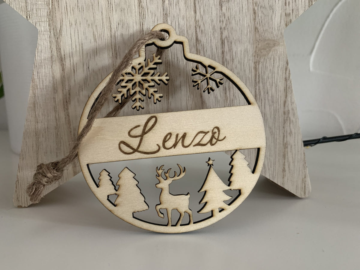 Boule de Noël ajourée en bois personnalisée avec prénom  gravé, renne, sapin et flocons découpés