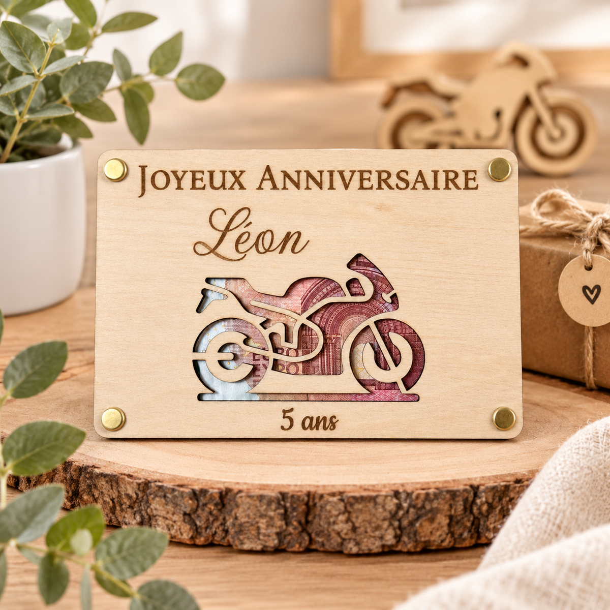 Carte d’anniversaire en bois personnalisée « Joyeux Anniversaire  » avec moto découpée laissant voir un billet.