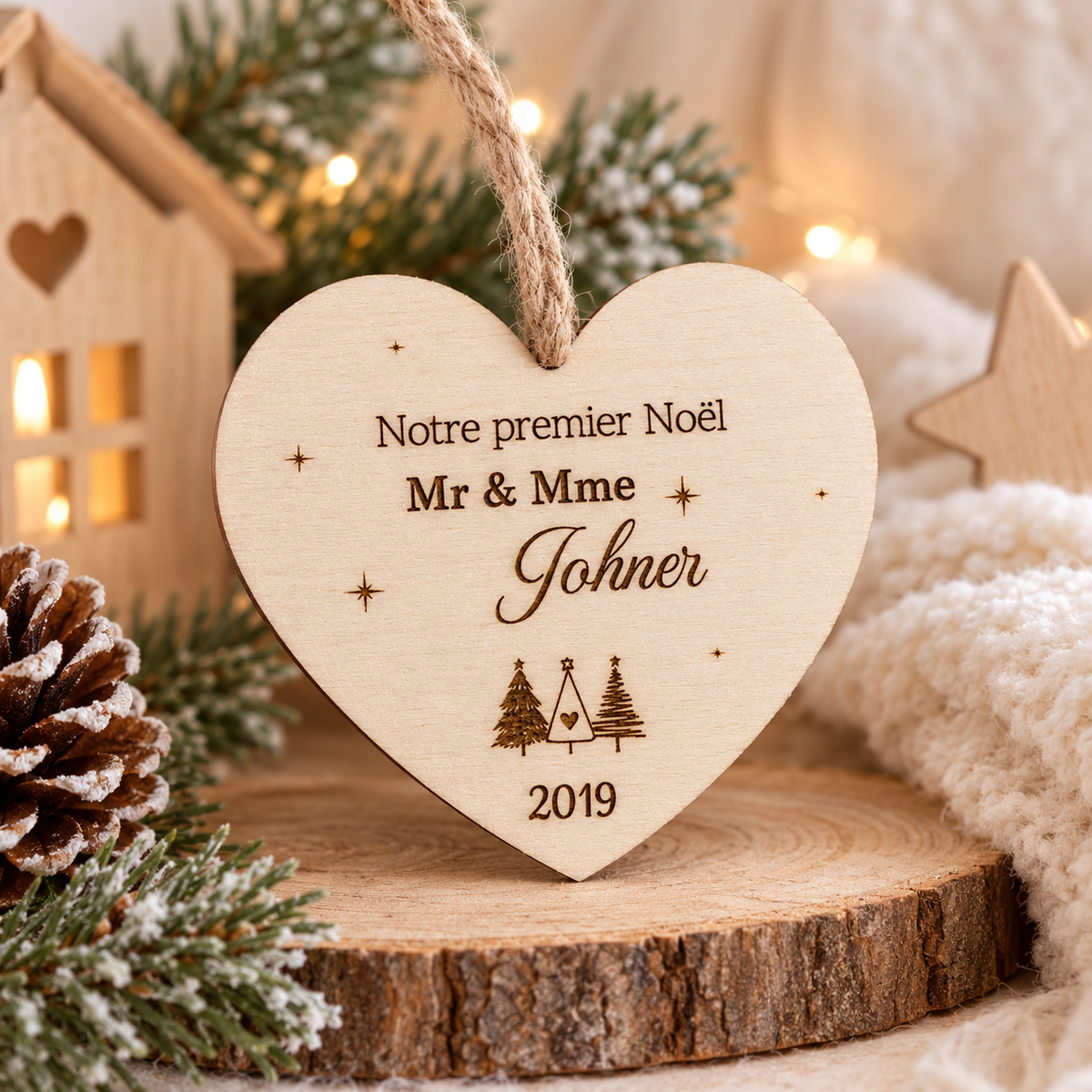 Décoration de Noël en forme de cœur en bois personnalisée « Notre premier Noël Mr & Mme prénom année » avec trois sapins gravés et cordelette en jute