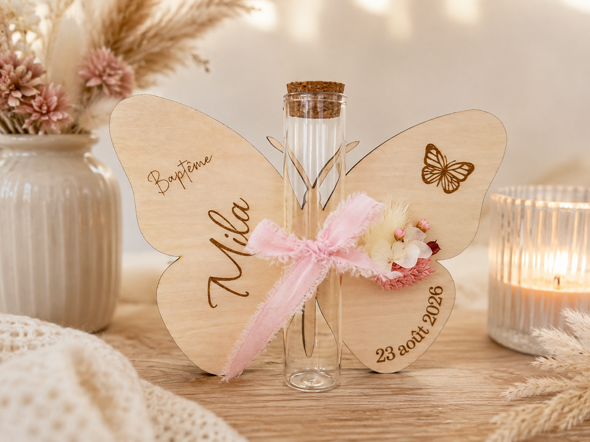 Support de baptême en bois avec fiole et fleurs séchées - personnalisé papillon