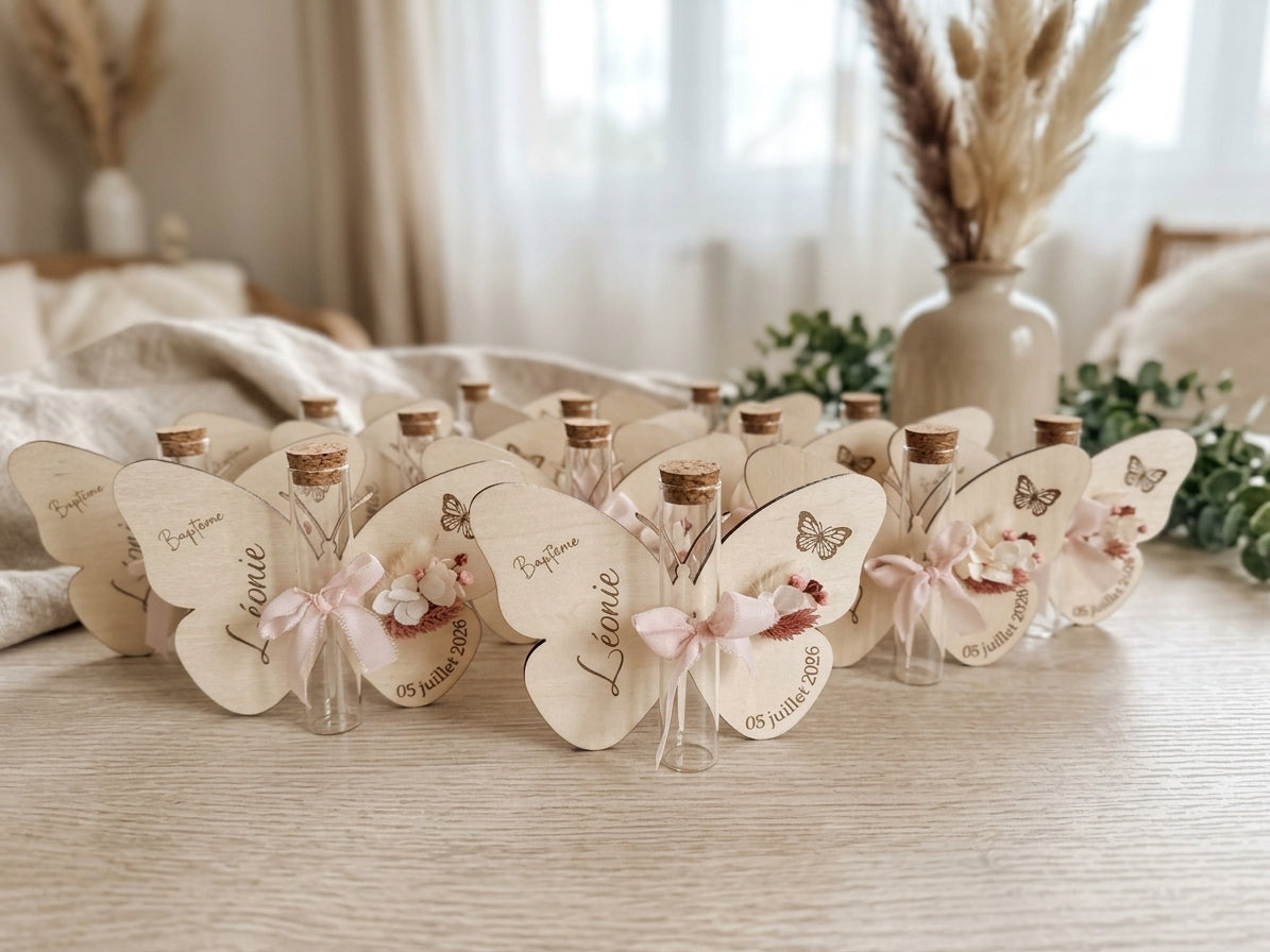 Support de baptême en bois avec fiole et fleurs séchées - personnalisé papillon