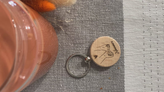 Porte clé en bois gravé - personnalisé mains entrelacées