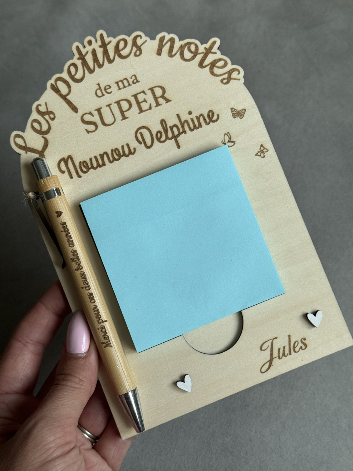 Porte-notes en bois personnalisé « Les petites notes de ma super Nounou » avec bloc de notes bleu, cœurs en relief et stylo en bambou gravé