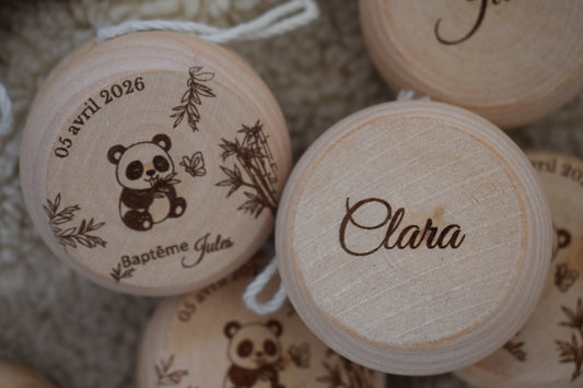 Yoyos en bois personnalisés baptême avec panda, prénom et date gravés sur une face, et prénom invité gravé sur l’autre face